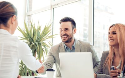 Ils démissionnent pour vivre sur un voilier : la tendance qui prend le large